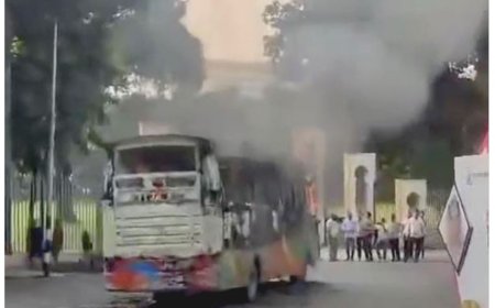 হাইকোর্টের সামনে বাসে আগুন